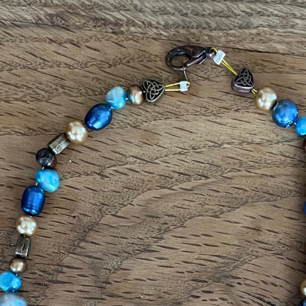 ✨ Handmade Pearl-style Beaded Necklace ✨ Blues, golds, brass tones - Picture 4 of 5